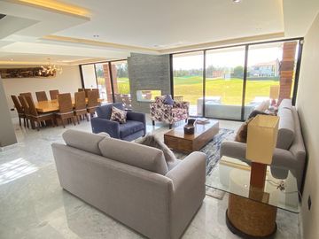 Casa en Venta de 4 recámaras y Vista a Campo de Golf en LA VISTA!!