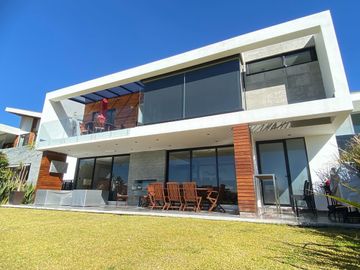 Casa en Venta de 4 recámaras y Vista a Campo de Golf en LA VISTA!!