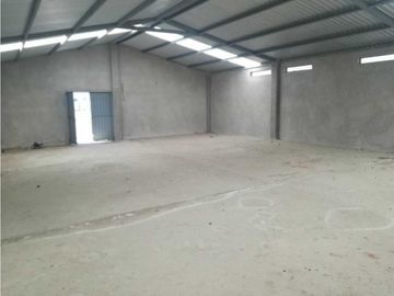 Renta y venta de Hectárea bardeada con casa nueva  y bodegas