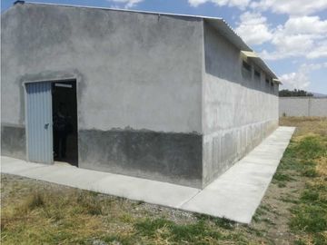 Renta y venta de Hectárea bardeada con casa nueva  y bodegas