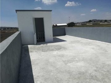 Renta y venta de Hectárea bardeada con casa nueva  y bodegas
