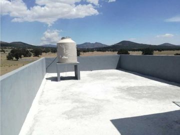Renta y venta de Hectárea bardeada con casa nueva  y bodegas