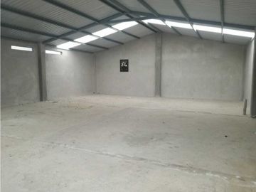 Renta y venta de Hectárea bardeada con casa nueva  y bodegas