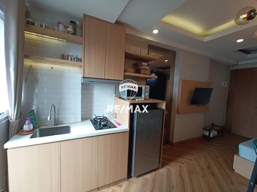Disewakan Studio Full Furnish Oak Tower B – Lantai 20, View Jalan, Siap Huni
