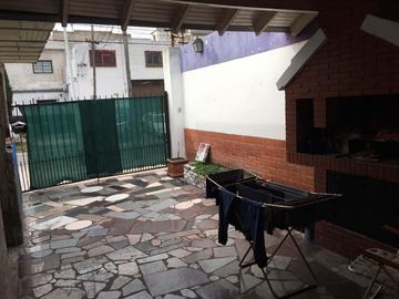 Casa con Departamento en venta en Avellaneda Este