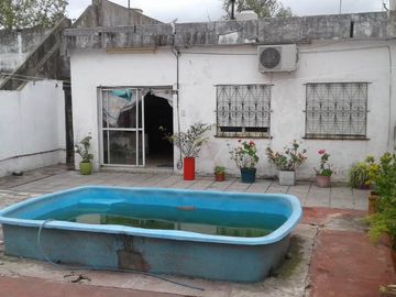 Casa con Departamento en venta en Avellaneda Este