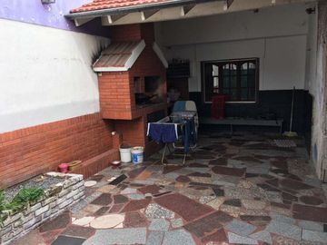 Casa con Departamento en venta en Avellaneda Este