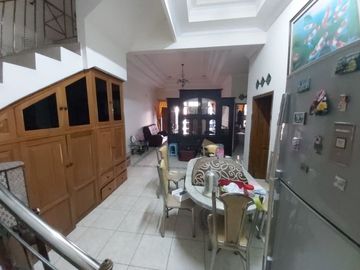 Dijual Cepat Rumah 2 Lantai SHM di Jl. Gayungan, Surabaya