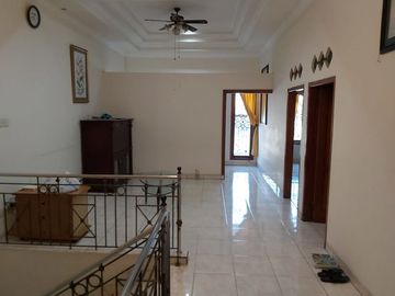 Dijual Cepat Rumah 2 Lantai SHM di Jl. Gayungan, Surabaya