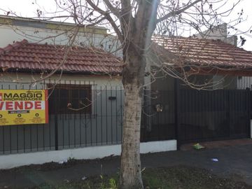Casa  en Venta Haedo / Moron (A008 986)