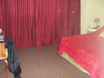 Casa 4 ambientes, 3 dormitorios, vestidor,  baño, toilette, living, cocina-comedor, garage, fondo libre, quincho parrilla, lavadero. Excelente propied