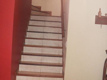 Casa 4 ambientes, 3 dormitorios, vestidor,  baño, toilette, living, cocina-comedor, garage, fondo libre, quincho parrilla, lavadero. Excelente propied
