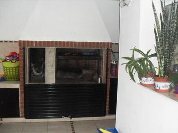 Casa 4 ambientes, 3 dormitorios, vestidor,  baño, toilette, living, cocina-comedor, garage, fondo libre, quincho parrilla, lavadero. Excelente propied