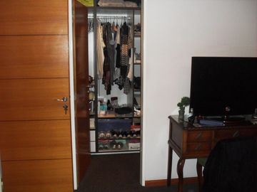 Casa 4 ambientes, 3 dormitorios, vestidor,  baño, toilette, living, cocina-comedor, garage, fondo libre, quincho parrilla, lavadero. Excelente propied