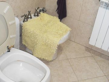 Casa 4 ambientes, 3 dormitorios, vestidor,  baño, toilette, living, cocina-comedor, garage, fondo libre, quincho parrilla, lavadero. Excelente propied