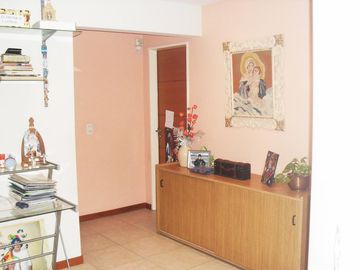 Casa 4 ambientes, 3 dormitorios, vestidor,  baño, toilette, living, cocina-comedor, garage, fondo libre, quincho parrilla, lavadero. Excelente propied