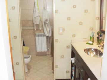 Casa 4 ambientes, 3 dormitorios, vestidor,  baño, toilette, living, cocina-comedor, garage, fondo libre, quincho parrilla, lavadero. Excelente propied