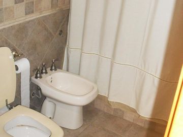 Casa 4 ambientes, 3 dormitorios, vestidor,  baño, toilette, living, cocina-comedor, garage, fondo libre, quincho parrilla, lavadero. Excelente propied