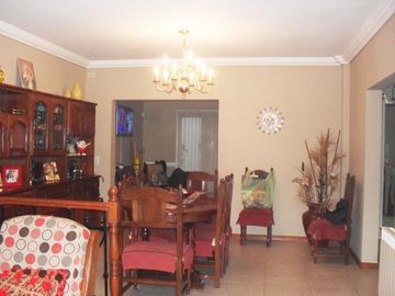 Casa 4 ambientes, 3 dormitorios, vestidor,  baño, toilette, living, cocina-comedor, garage, fondo libre, quincho parrilla, lavadero. Excelente propied
