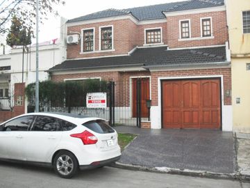 Casa 4 ambientes, 3 dormitorios, vestidor,  baño, toilette, living, cocina-comedor, garage, fondo libre, quincho parrilla, lavadero. Excelente propied
