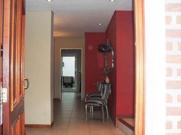 Casa 4 ambientes, 3 dormitorios, vestidor,  baño, toilette, living, cocina-comedor, garage, fondo libre, quincho parrilla, lavadero. Excelente propied