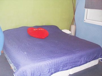 Casa 4 ambientes, 3 dormitorios, vestidor,  baño, toilette, living, cocina-comedor, garage, fondo libre, quincho parrilla, lavadero. Excelente propied
