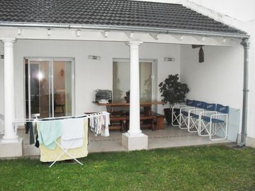 Casa 4 ambientes, 3 dormitorios, vestidor,  baño, toilette, living, cocina-comedor, garage, fondo libre, quincho parrilla, lavadero. Excelente propied