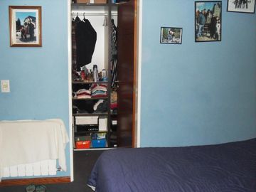 Casa 4 ambientes, 3 dormitorios, vestidor,  baño, toilette, living, cocina-comedor, garage, fondo libre, quincho parrilla, lavadero. Excelente propied