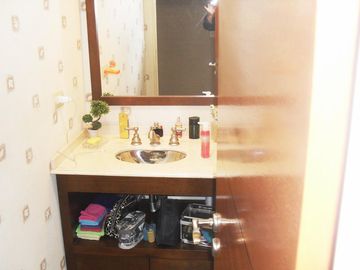 Casa 4 ambientes, 3 dormitorios, vestidor,  baño, toilette, living, cocina-comedor, garage, fondo libre, quincho parrilla, lavadero. Excelente propied