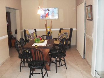 Casa 4 ambientes, 3 dormitorios, vestidor,  baño, toilette, living, cocina-comedor, garage, fondo libre, quincho parrilla, lavadero. Excelente propied