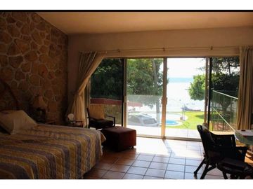 CASA EN VENTA A ORILLA DEL LAGO 