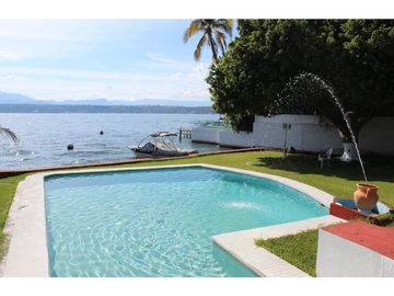 CASA EN VENTA A ORILLA DEL LAGO 