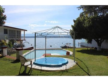 CASA EN VENTA A ORILLA DEL LAGO 