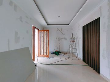 Rumah mewah modern baru dalam perumahan di kawasan premium