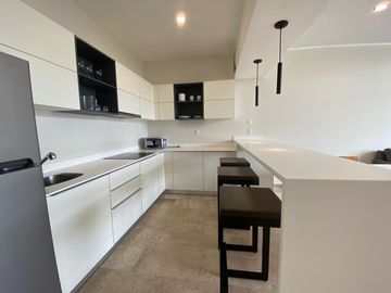 Departamento amueblado, PRECIO REDUCIDO, pool bar, alberca infinity, gimnasio