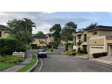 VENTA CASA EMBASSY GARDENS CLAYTON