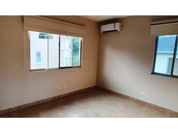 VENTA CASA EMBASSY GARDENS CLAYTON