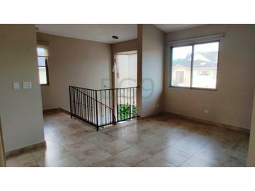 VENTA CASA EMBASSY GARDENS CLAYTON