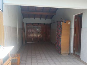Excelente Chalet en Isidro Casanova, Barrio San Carlos