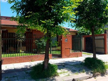 Excelente Chalet en Isidro Casanova, Barrio San Carlos