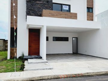 Casa en VENTA con recamara en planta baja Fracc LOMAS DE LA RIOJA