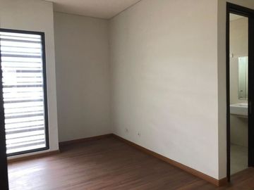 DIJUAL/SEWA RUMAH BAGUS TERAWAT SIAP HUNI DI THE EMINENT BSD