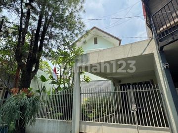 Rumah 2 Lantai Dengan Kolam Renang Pribadi di Cinere Dalam Komplek