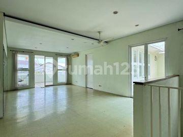 Rumah 2 Lantai Dengan Kolam Renang Pribadi di Cinere Dalam Komplek