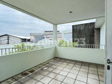 Rumah 2 Lantai Dengan Kolam Renang Pribadi di Cinere Dalam Komplek