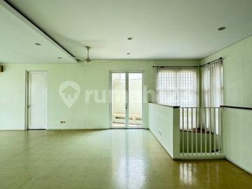 Rumah 2 Lantai Dengan Kolam Renang Pribadi di Cinere Dalam Komplek