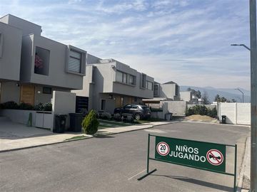 Casa en venta de 3 dorm. en Colina. Townhouse Brisas Norte