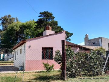 CASA CON AMPLIO TERRENO A 100 MTS DE AV. 41