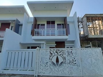 RUMAH MURAH 2 LANTAI 900 JUTAAN HANYA 2 MENIT KE TAMAN DENGGUNG