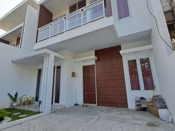 RUMAH MURAH 2 LANTAI 900 JUTAAN HANYA 2 MENIT KE TAMAN DENGGUNG